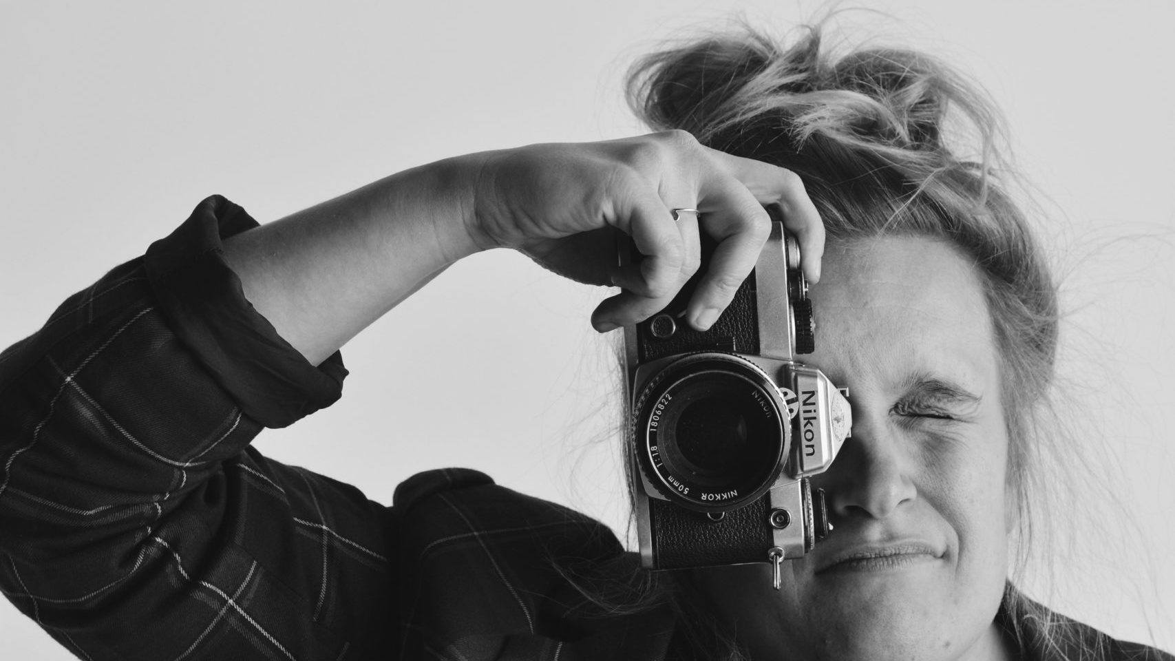 Dorien van Studio Georges kijkt door haar analoge Nikon-camera